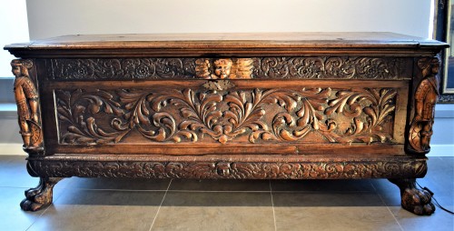 Late Renaissance chest in walnut from Lombardy. - 